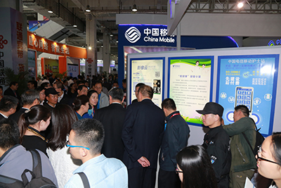 天坦移動醫(yī)、護(hù)亮相信博會，展臺前人頭攢動