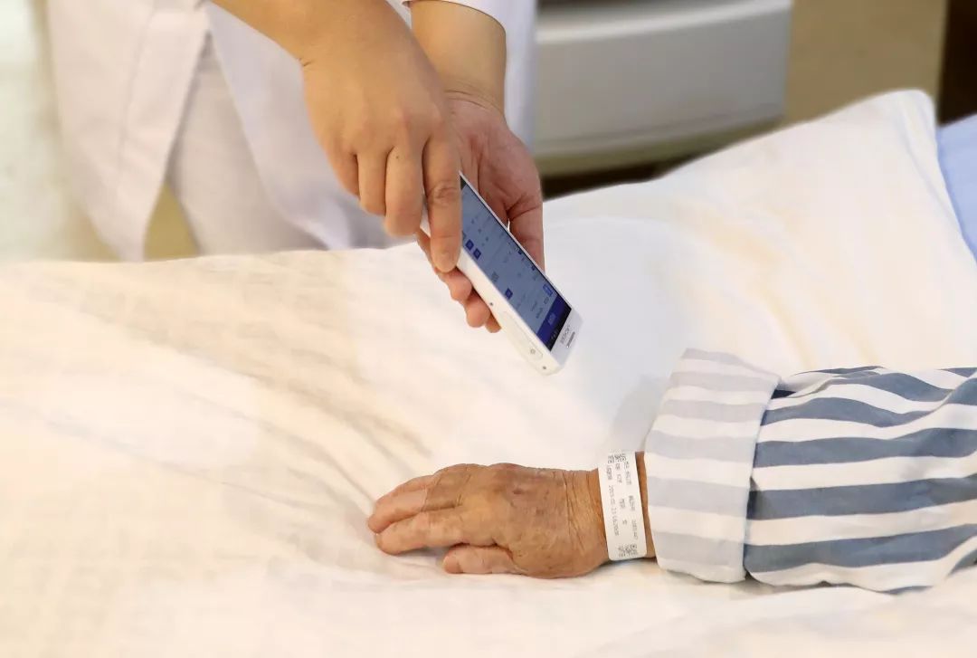 首發(fā)丨走進(jìn)智慧病房，用科技托起生命的重量